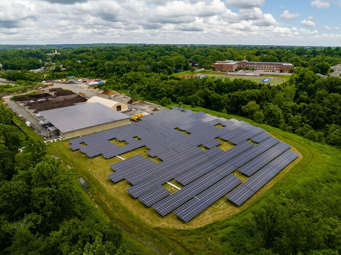 Parco solare sul sito di una discarica dismessa a White Plains, New York (immagine: DSD Renewables)