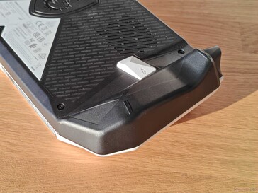 La versione AMD ha uno chassis molto più angolare... (fonte: Notebookcheck)