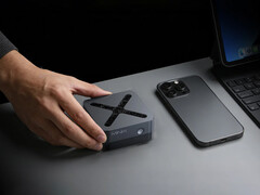 Le dimensioni ridotte del mini PC Neo N95 vengono messe in mostra affiancandolo a un telefono