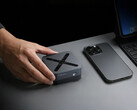 Le dimensioni ridotte del mini PC Neo N95 vengono messe in mostra affiancandolo a un telefono