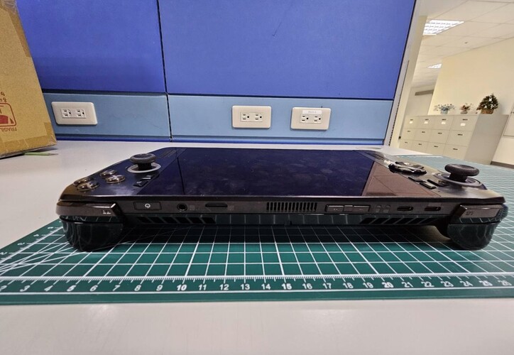 Asus ROG Ally 2 Black con due porte USB-C (fonte immagine: @94G8LA su X)
