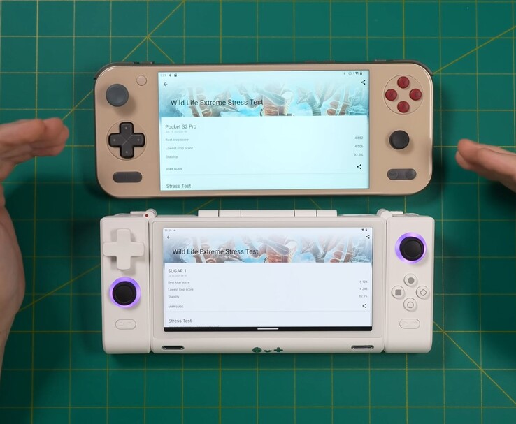 Confronto tra le console di gioco portatili Ayaneo Pocket S2 Pro (in alto) e OneXSugar Sugar 1 (in basso), entrambe con i risultati del 3DMark Wild Life Extreme Stress Test sullo schermo. (Fonte immagine: Retro Game Corps su YouTube)