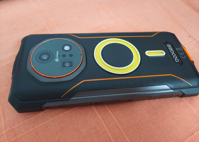 L'array di fotocamere posteriori. (Fonte: Sergey Tarasov - Notebookcheck)