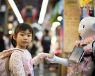 Bill Gates: L'AI è destinata ad eliminare la carenza globale di medici e insegnanti. Nella foto: Una ragazza che tiene la mano di un robot (Fonte immagine: Andy Kelly, Unsplash)