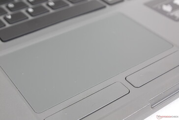 Touchpad con pulsanti del mouse dedicati. I pulsanti sono meno profondi, più leggeri e più silenziosi del previsto, con un feedback relativamente debole