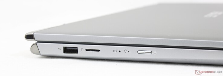 A sinistra: USB-A 2.0, lettore MicroSD, pulsante di alimentazione
