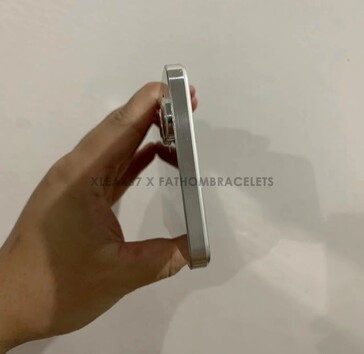 OnePlus Nord N20 dummy top (immagine via Fathom Bracelets)