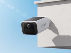 La eufy S220 SoloCam può essere ricaricata tramite un pannello solare integrato. (Fonte: eufy)