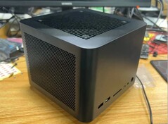 Il prossimo mini PC di FEVM vanterà un involucro molto più grande con una potente grafica RTX 4090 Laptop. (Fonte immagine: metalsojin2 via Reddit)