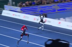 I modelli cinesi Tiangong Ultra (a destra) e Honor Lightning (a sinistra) hanno battuto il record mondiale dei 100 metri detenuto da Usain Bolt.