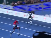 I modelli cinesi Tiangong Ultra (a destra) e Honor Lightning (a sinistra) hanno battuto il record mondiale dei 100 metri detenuto da Usain Bolt.