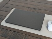 Il nuovo MSI Stealth 16 adotta il look più elegante e pulito della serie Prestige, ma stranamente rinuncia al lettore di schede SD su cui fa affidamento il suo pubblico di riferimento