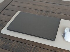 Il nuovo MSI Stealth 16 adotta il look più elegante e pulito della serie Prestige, ma stranamente rinuncia al lettore di schede SD su cui fa affidamento il suo pubblico di riferimento