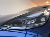 Un primo piano dei fari LR della Model 3 del 2021