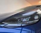 Un primo piano dei fari LR della Model 3 del 2021