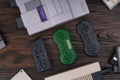 8BitDo ha dato una rinfrescata ad un'altra serie di controller con la sua ultima release 'Transparent Series'. (Fonte: 8BitDo)