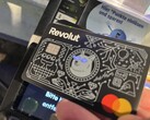 Utilizziamo la carta Revolut con gli occhi luminosi per pagare presso un terminale contactless