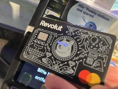 Utilizziamo la carta Revolut con gli occhi luminosi per pagare presso un terminale contactless