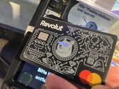 Utilizziamo la carta Revolut con gli occhi luminosi per pagare presso un terminale contactless