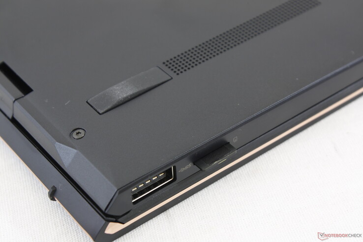 La scheda MicroSD completamente inserita sporge ancora di pochi millimetri. Il lettore non è caricato a molla