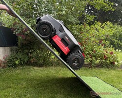 Sulla nostra rampa di prova, entrambi i tosaerba robotizzati AWD hanno superato con successo una pendenza del 70% (qui raffigurato: Mova LiDAX Ultra AWD)