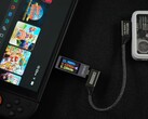 Nintendo Switch 2 che trae energia da una batteria IceMag esterna, collegata tramite un cavo Genki USB-C e un misuratore di potenza in linea (Fonte immagine: ETA Prime su YouTube)