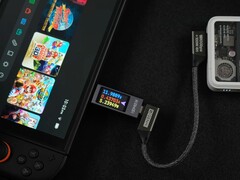 Nintendo Switch 2 che trae energia da una batteria IceMag esterna, collegata tramite un cavo Genki USB-C e un misuratore di potenza in linea (Fonte immagine: ETA Prime su YouTube)