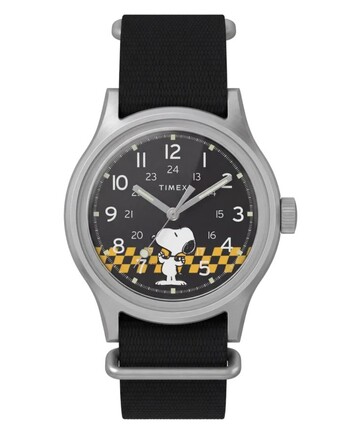 Vista frontale del Peanuts x Timex MK1 che mostra il quadrante nero, i numeri arabi, le lancette e gli indici luminescenti e la grafica a scacchi di Snoopy.