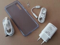 Uno sguardo agli accessori che ZTE include con l'Axon 10 Pro