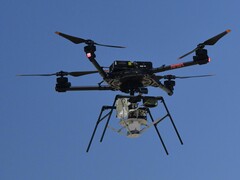 Un drone airbone che trasporta il paracadute (Fonte immagine: NASA e Christopher LC Clark; ritagliato)