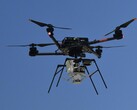 Un drone airbone che trasporta il paracadute (Fonte immagine: NASA e Christopher LC Clark; ritagliato)