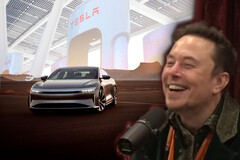 Ellon Musk ha preso in giro Lucid sui social media per aver adottato l&#039;hardware di ricarica NACS di Tesla. (Fonte immagine: PowerfulJRE su YouTube/Tesla/Lucid - modificato)