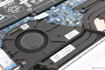 La soluzione di raffreddamento consiste in una singola ventola da ~60 mm e due brevi tubi di calore in rame