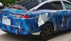 Prototipo camuffato della BYD Han di terza generazione, fotografato dalla comunità di appassionati BYD «Di Fen Zhi Jia»