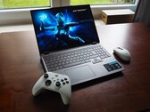 Recensione del computer portatile Medion Erazer Beast 16 X1: Gamer RTX 5090 con raffreddamento ad acqua opzionale