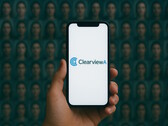 Smartphone con Clearview AI, database di volti sullo sfondo (Fonte immagine: AI-generated)