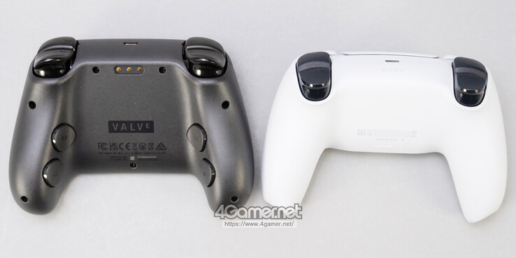 Confronto tra il retro del controller Sony PS5 DualSense e Steam Controller