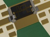 La soluzione di interconnessione stampata con Aerosol Jet di Optomec (argento) collegata a un componente a onde millimetriche. (Immagine: Optomec)