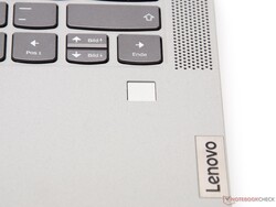 Il sensore di impronte digitali è posto in una posizione facilmente accessibile sotto la tastiera.