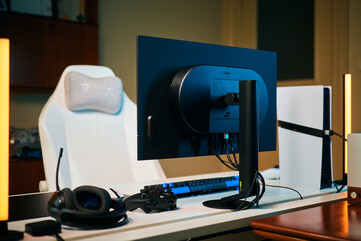 Ergonomia pensata per gli eSport: il profilo posteriore delle Sony Inzone M10S II rivela il pannello OLED ultrasottile, lo stile discreto e la base circolare compatta, progettata per liberare spazio sul tappetino da scrivania per i movimenti del mouse a b