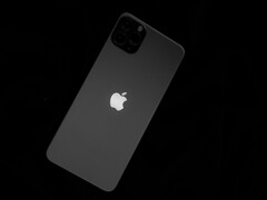 Il retro di un iPhone con il logo Apple su sfondo nero