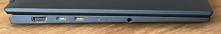 A sinistra: HDMI 2.1, 2x USB-C 4.0 con Thunderbolt 4 (40 GBit/s, modalità DisplayPort ALT, Power Delivery 3.0), audio 3,5 mm