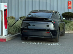 Il nuovo colore Diamond Black Model Y è brillante da lontano, ma più complesso da vicino. (Fonte: Sawyer Merritt/X)