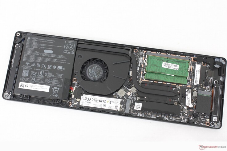 Scheda madre EliteBoard G1a e batteria sul lato inferiore del deck