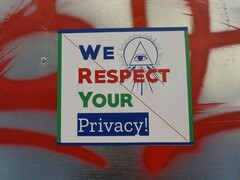 Un&#039;immagine decorativa che recita &quot;rispettiamo la tua privacy&quot; (Fonte immagine: Marija Zaric via Unsplash)