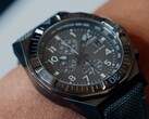 Un primo piano del Citizen Nighthawk CA0897-04H con il suo quadrante grigio scuro.