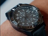 Un primo piano del Citizen Nighthawk CA0897-04H con il suo quadrante grigio scuro.