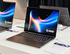 L&#039;MSI Prestige 13 di nuova generazione pesa meno di un chilogrammo. (Fonte immagine: ETA Prime, YouTube)