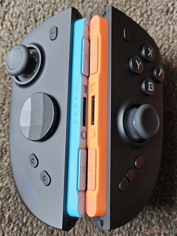 I controller M12S si agganciano magneticamente, proprio come quelli originali.