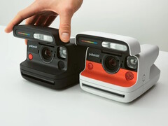 La fotocamera istantanea Polaroid Flip con un sistema di lenti iperfocali arriva in versione bianca e nera. (Fonte: Polaroid)